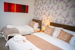 Modern Spacious 4-bedroom Residence in Crumpsall
