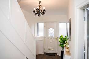 Modern Spacious 4-bedroom Residence in Crumpsall