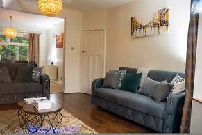 Modern Spacious 4-bedroom Residence in Crumpsall