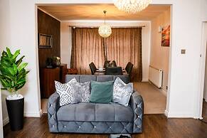 Modern Spacious 4-bedroom Residence in Crumpsall