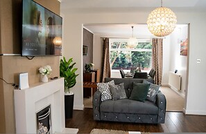 Modern Spacious 4-bedroom Residence in Crumpsall