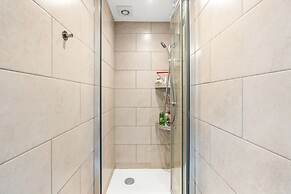 Central Horsham 5BR Home Parking Pets Allowed
