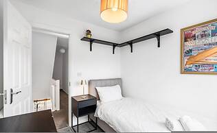 Central Horsham 5BR Home Parking Pets Allowed