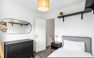 Central Horsham 5BR Home Parking Pets Allowed