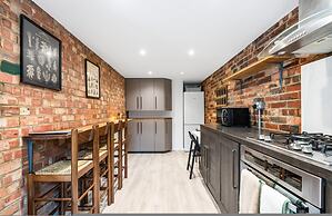 Central Horsham 5BR Home Parking Pets Allowed