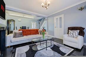Spacious 2-br House Parking Garden Sleeps 4