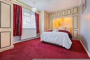 Spacious 2-br House Parking Garden Sleeps 4