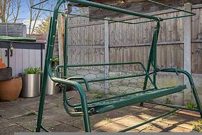 Spacious 2-br House Parking Garden Sleeps 4
