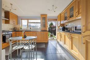 Spacious 2-br House Parking Garden Sleeps 4