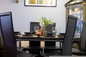 Spacious 2-br House Parking Garden Sleeps 4