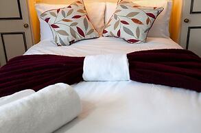 Spacious 2-br House Parking Garden Sleeps 4