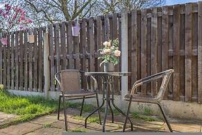 Spacious 2-br House Parking Garden Sleeps 4