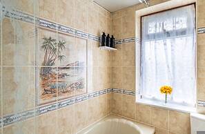 Spacious 2-br House Parking Garden Sleeps 4
