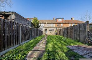 Spacious 2-br House Parking Garden Sleeps 4