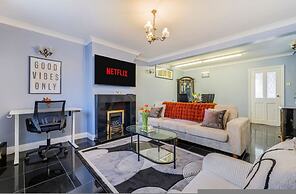 Spacious 2-br House Parking Garden Sleeps 4