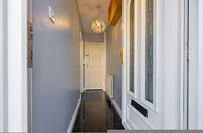 Spacious 2-br House Parking Garden Sleeps 4