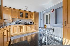 Spacious 2-br House Parking Garden Sleeps 4