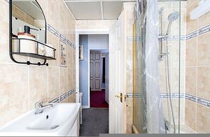 Spacious 2-br House Parking Garden Sleeps 4