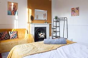Spacious 220sqm House 10-min Dr City Ctr Heaton