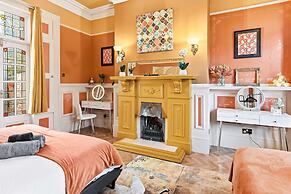 Spacious 220sqm House 10-min Dr City Ctr Heaton