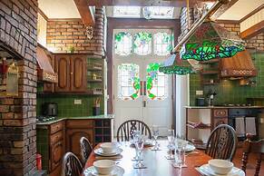 Spacious 220sqm House 10-min Dr City Ctr Heaton