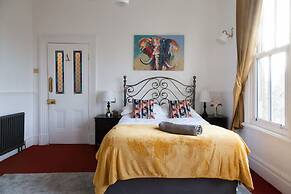Spacious 220sqm House 10-min Dr City Ctr Heaton