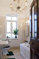 Spacious 220sqm House 10-min Dr City Ctr Heaton