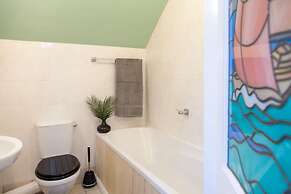 Spacious 220sqm House 10-min Dr City Ctr Heaton