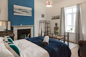 Spacious 220sqm House 10-min Dr City Ctr Heaton