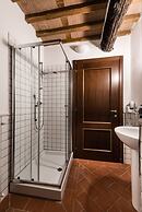 Spacious Deluxe Apartment With Private Garden
