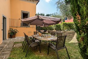 Spacious Deluxe Apartment With Private Garden