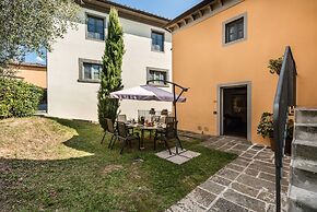 Spacious Deluxe Apartment With Private Garden
