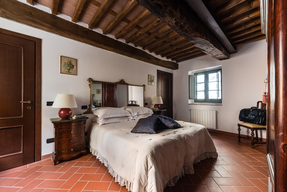 Spacious Deluxe Apartment With Private Garden