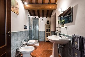 Spacious Deluxe Apartment With Private Garden