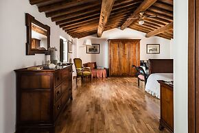 Spacious Deluxe Apartment With Private Garden