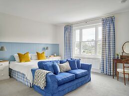 Luxury Coastal Cottage With Harbour Views