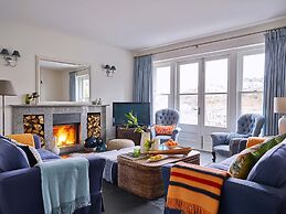 Luxury Coastal Cottage With Harbour Views