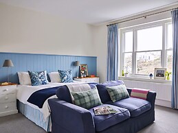 Luxury Coastal Cottage With Harbour Views