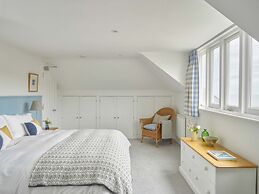 Luxury Coastal Cottage With Harbour Views