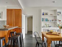 Luxury Coastal Cottage With Harbour Views