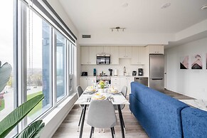 High Rise 1BR Condo w Balcony & Beautiful Views