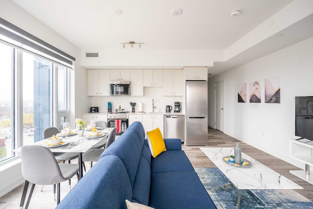 High Rise 1BR Condo w Balcony & Beautiful Views