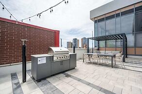 High Rise 1BR Condo w Balcony & Beautiful Views
