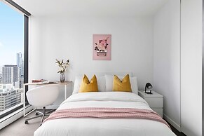 Stylish Pet-friendly 2br, Walk to Southern Cross