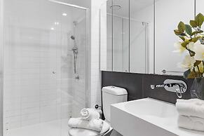 Stylish Pet-friendly 2br, Walk to Southern Cross