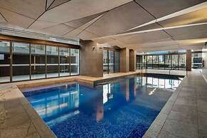 Stylish Pet-friendly 2br, Walk to Southern Cross