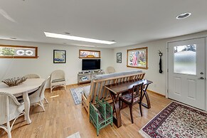 Walkable, Dog Friendly! Friday Harbor Stay w/ Deck