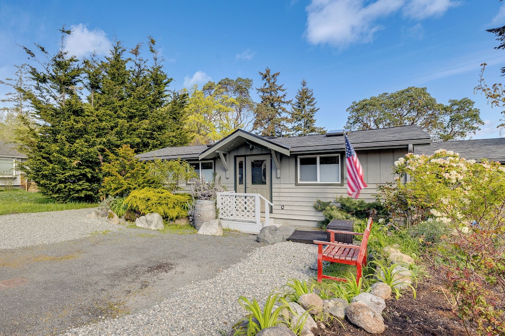 Walkable, Dog Friendly! Friday Harbor Stay w/ Deck