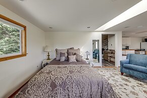 Walkable, Dog Friendly! Friday Harbor Stay w/ Deck