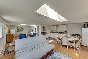 Walkable, Dog Friendly! Friday Harbor Stay w/ Deck